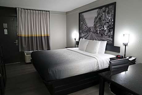 1 King Bed Non-Smoking