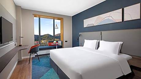 Standard King Room with Garden View