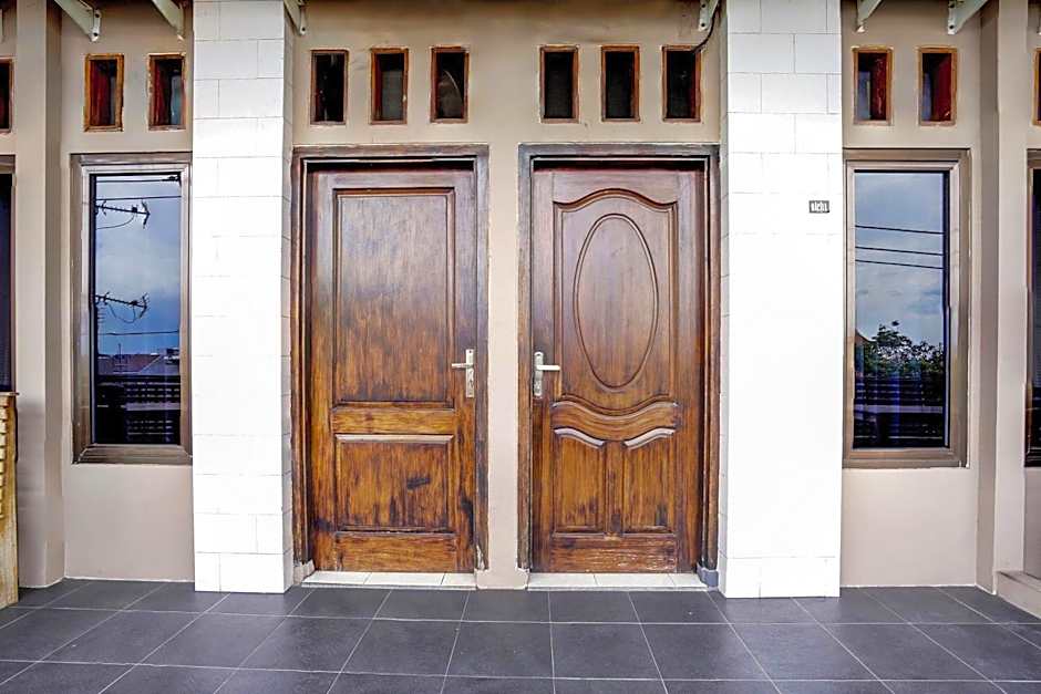 OYO Flagship 90890 Bratang Gede Residence