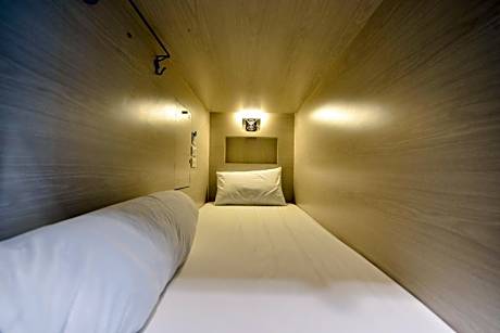 Single Bed Cube Front Entry In Mixed Dormitory