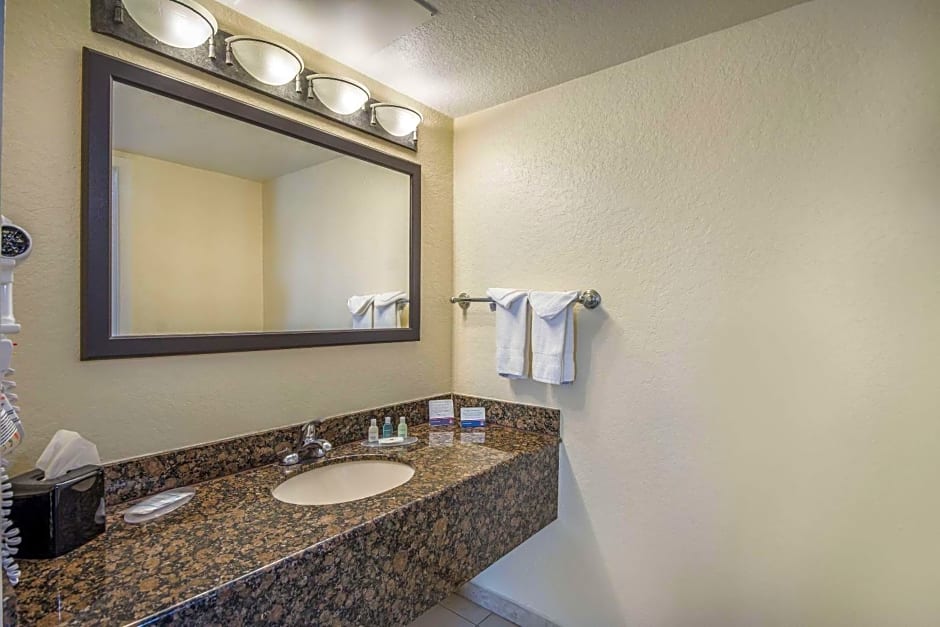 Clarion Inn & Suites Central Clearwater Beach