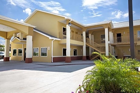 Days Inn & Suites by Wyndham Gonzales