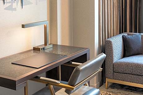 1 Bedroom Suite, 1 King, Corner room