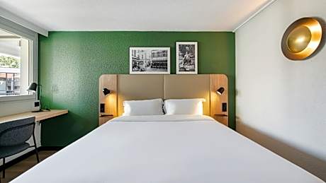 Standard Room Connecting - 1 Queen Bed 2 Single Beds