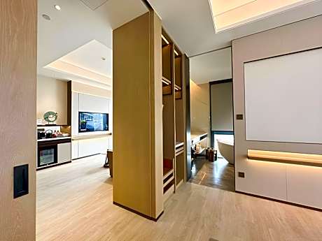 Deluxe Suite King Bed Room, Non-Smoking