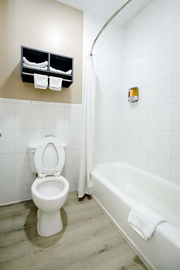 Sapphire Inn & Suites