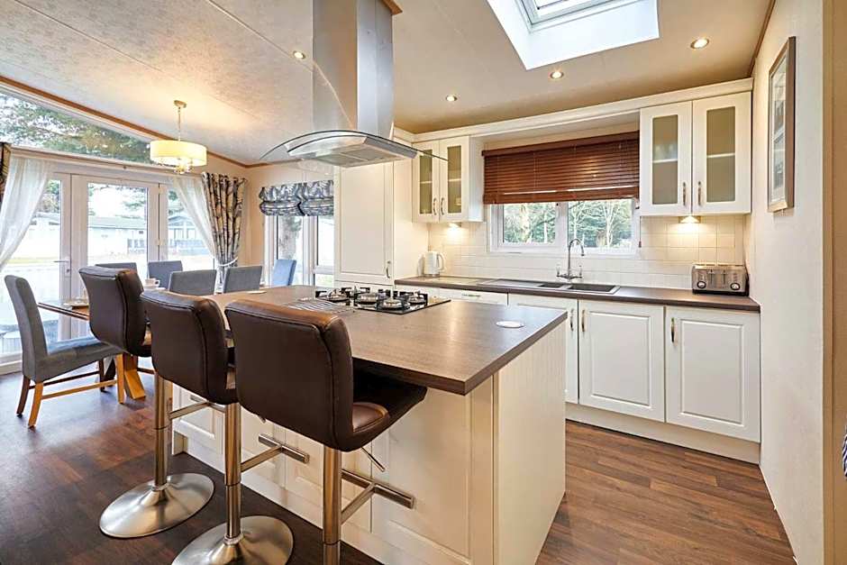 Sutton Lodge with Hot Tub