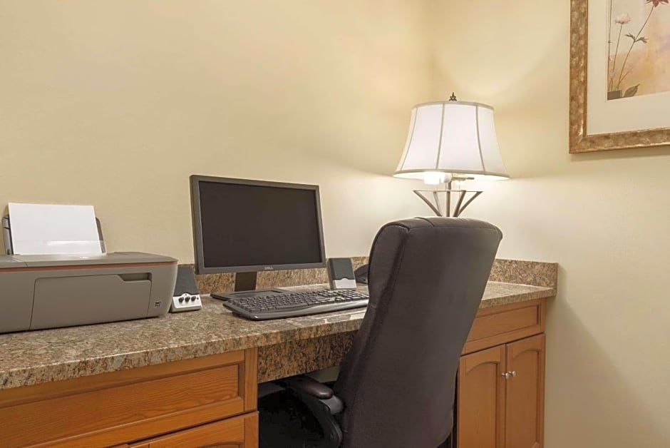 Country Inn & Suites by Radisson, Moline Airport, IL