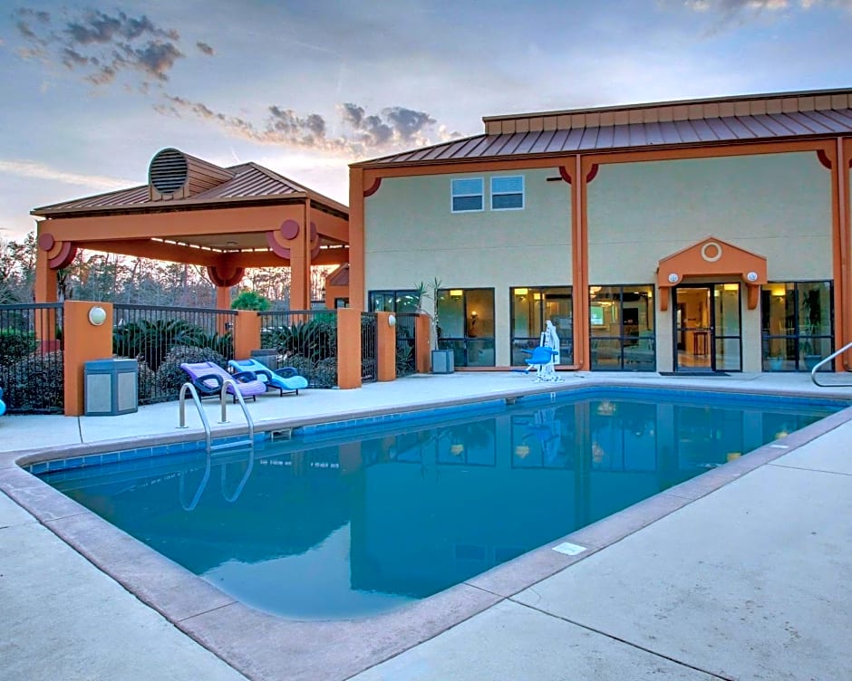 Econolodge Inn & Suites