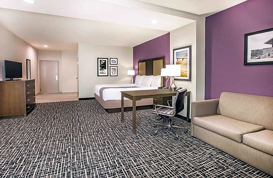La Quinta Inn & Suites by Wyndham Dallas Plano - The Colony