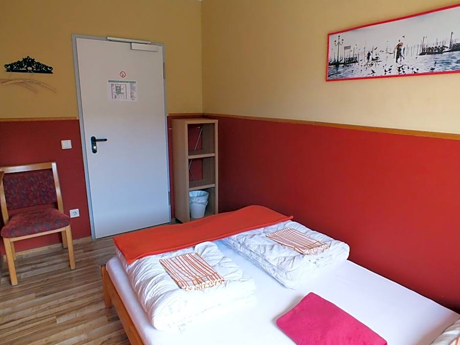 Max Hostel