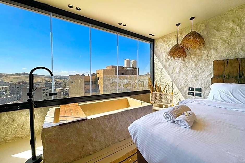 The 2 BDR Pyramids Vista w Bathtub