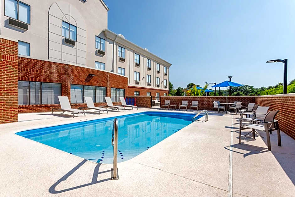 Holiday Inn Express & Suites Lancaster by IHG