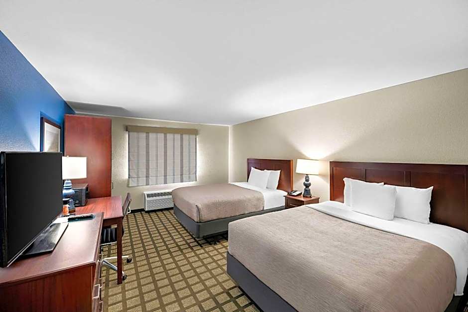 Photo 1 of 4 of 2 Queen Beds, Accessible, Bathtub