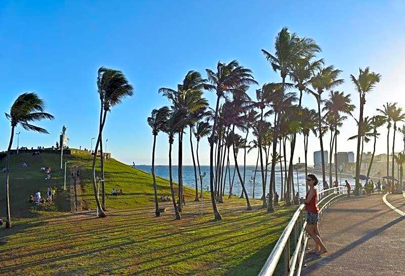 Lindo e Econômico, 2min da praia, perto Farol da Barra