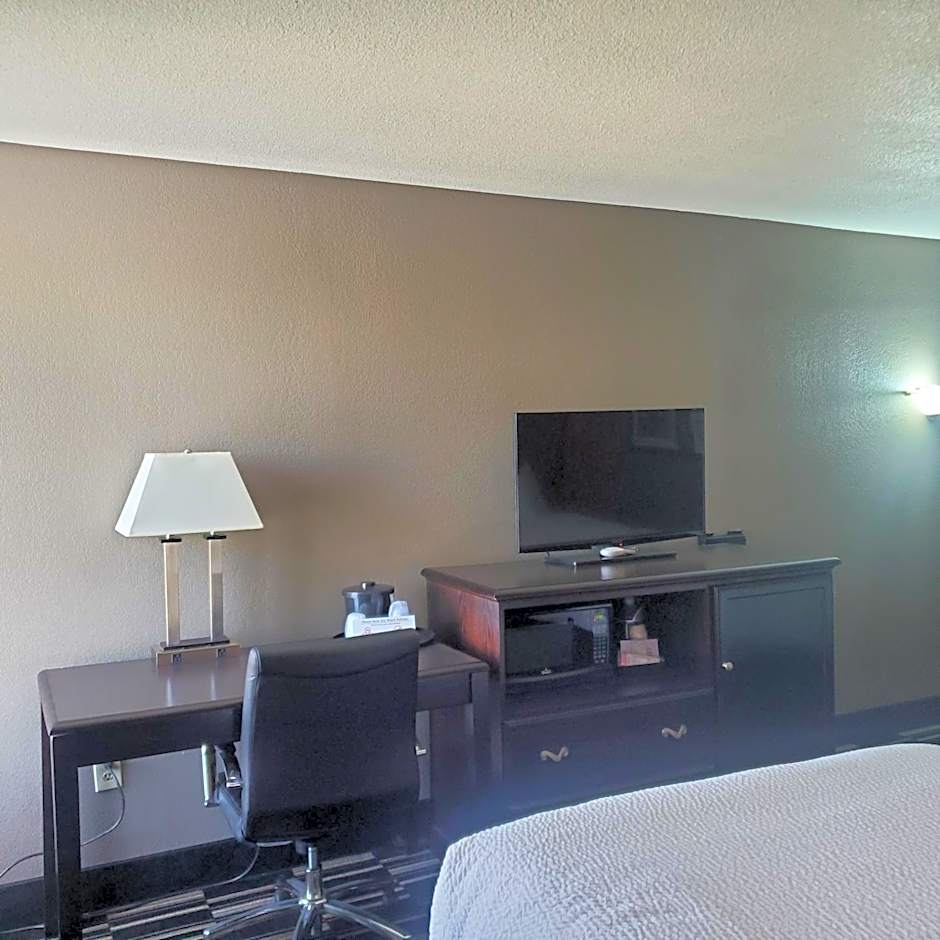 La Quinta Inn & Suites by Wyndham Memphis Airport Graceland