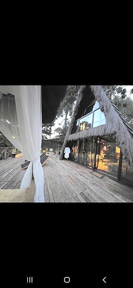 Chalét com jacuzzi sauna lareira e telao cinema