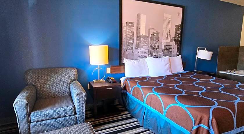 Super 8 by Wyndham Dilley TX