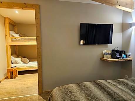 Family Room (2 Adults + 2 Children)