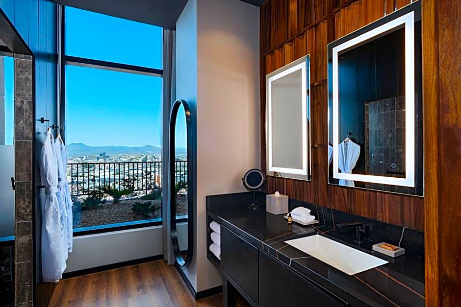 VETTA, DISTRITO UNO, AUTOGRAPH COLLECTION