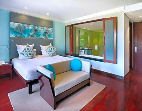 4 BEDROOMS APARTMENT SUITE WITH ENORMOUS KITCHENETTE, DINING AREA & BALCONY, IDEAL FOR FAMILY