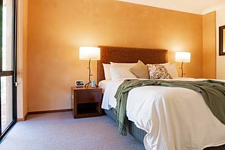 One-Bedroom Bath Chalet