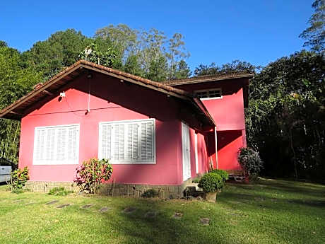 Linda casa em Mury,com riacho e lareira