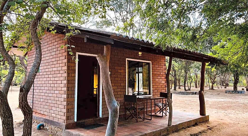 Funky Leopard Safari Lodge Bordering Yala National Park