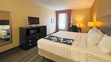 1 King Bed | Suite, Non-Smoking, Kitchen