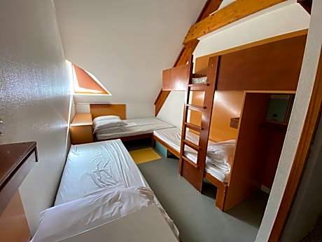 Family Room for 5 People with Ensuite Shower – Shared Toilets