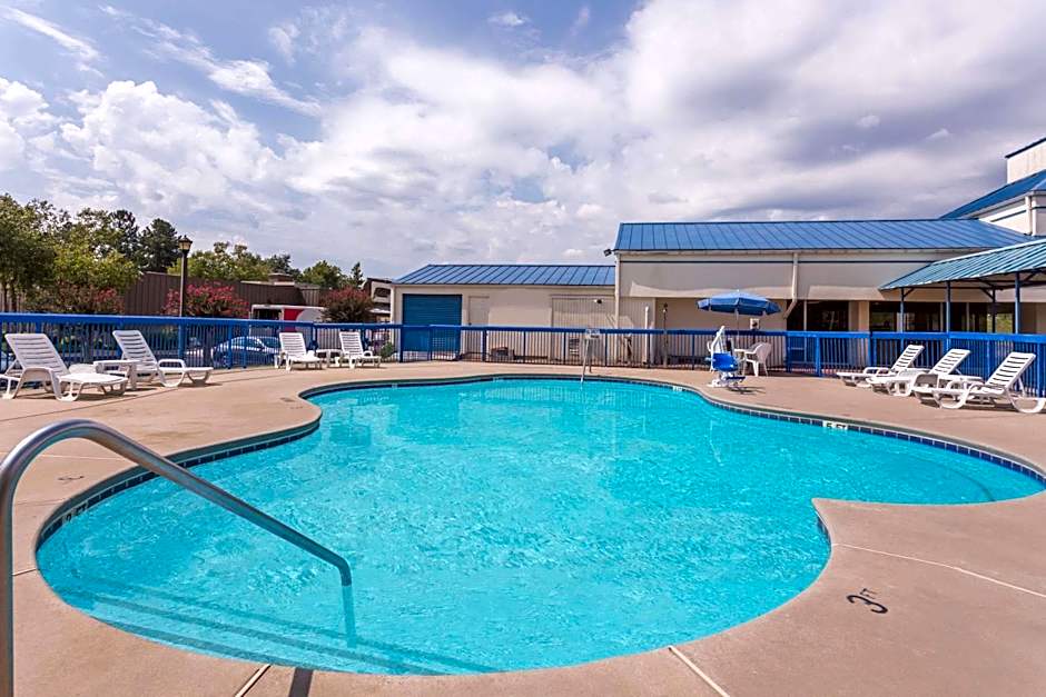 Howard Johnson by Wyndham Commerce GA