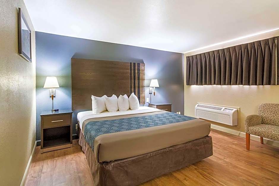 Econo Lodge Inn & Suites I-35 At Shawnee Mission