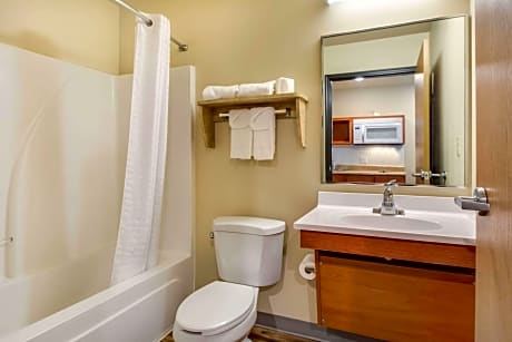 Efficiency Queen Room with Accessible Tub - Accessible/Non-Smoking
