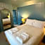 ROOMS AT THE QUAYSIDE - stylish en-suite rooms on Poole Quay all fully refurbed