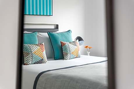 One Bedroom Penthouse Suite with City View and Terrace