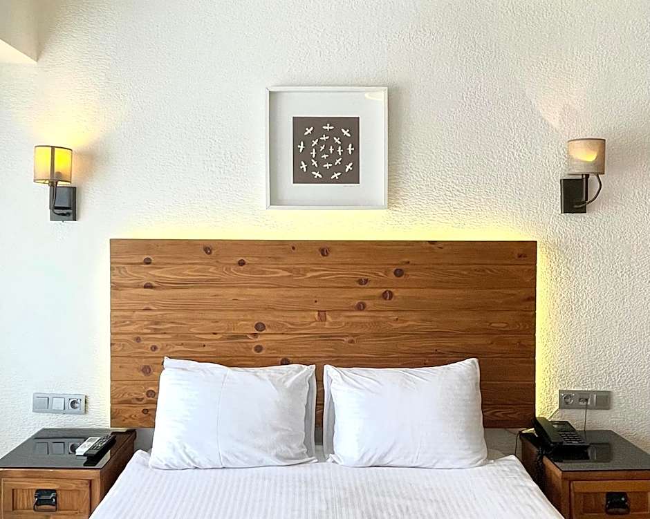 8 Rooms Hotel