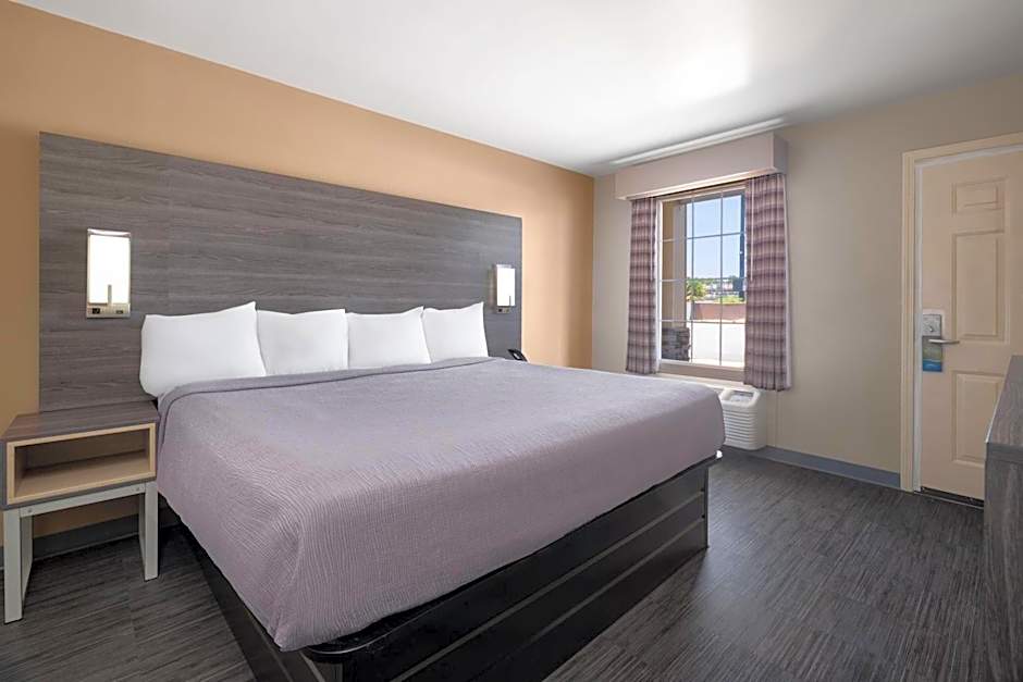 Photo 1 of 6 of 1 King Bed, Accessible