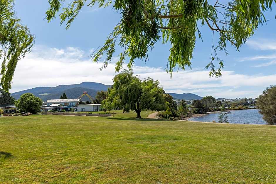 Riverfront Motel & Villas