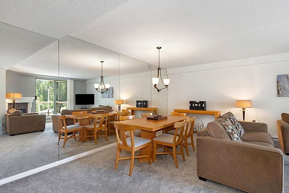 The Woodrun Lodge by Whiski Jack