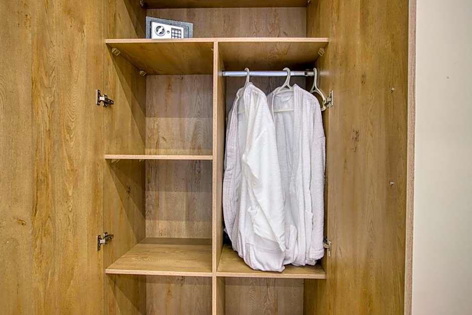 The Gate Hotel Front Pyramids & Sphinx View