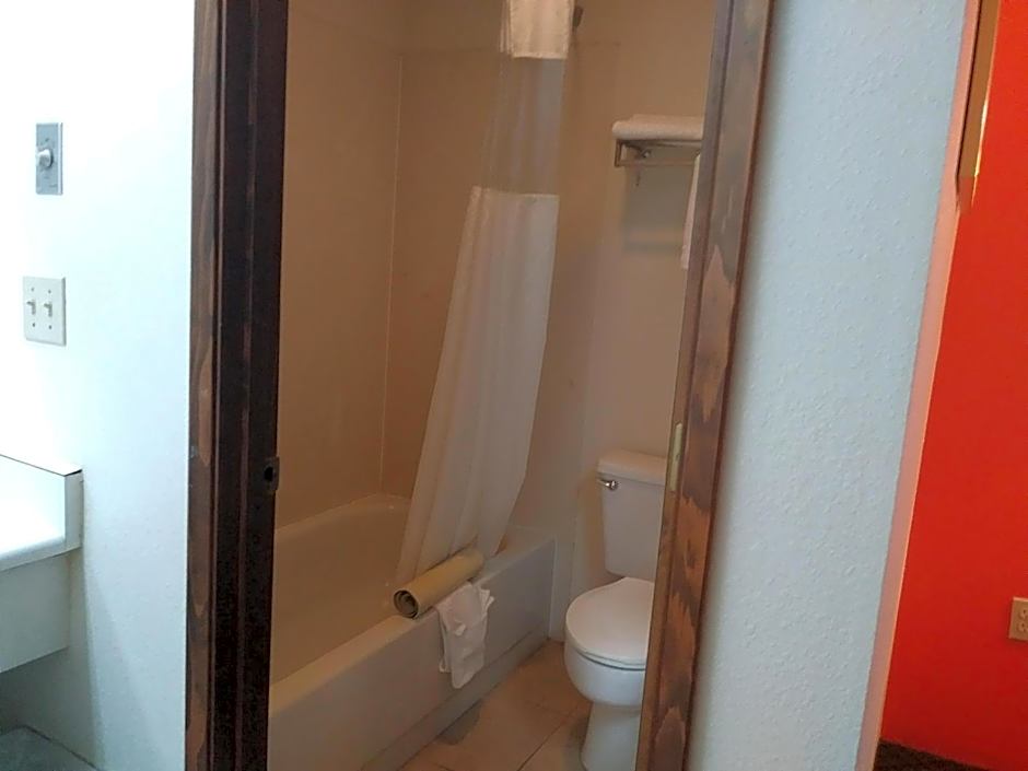 Howard Johnson by Wyndham Roseburg
