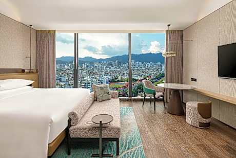 Executive King, Executive lounge access, Guest room, 1 King, Mountain view