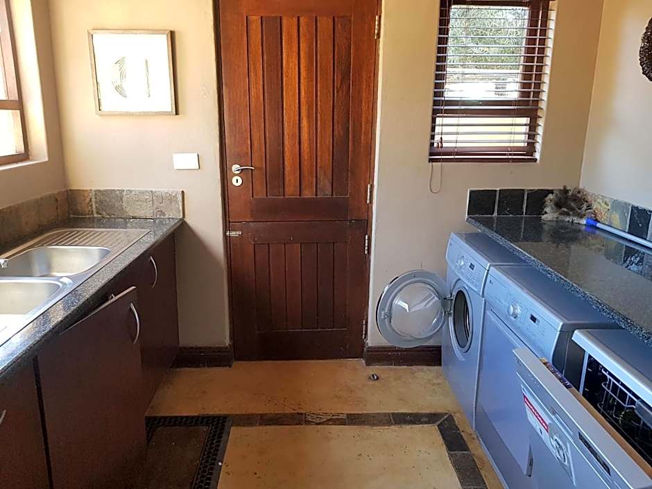 Zebula Golf and Wildlife Estate - Squirrel Pandemonium Pax 12 - Moi Signature Luxury villa