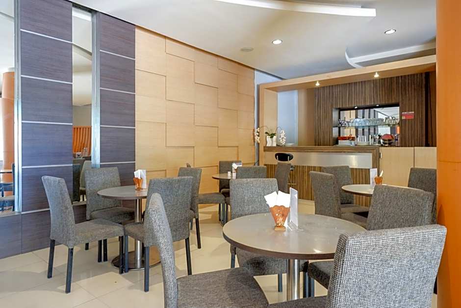 RedDoorz Plus near Hotel Benua Kendari