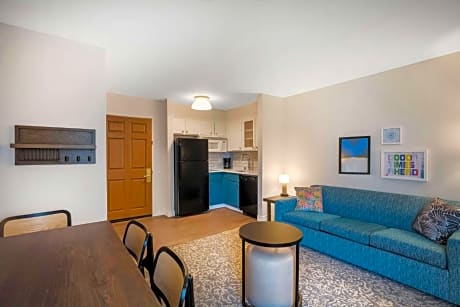 Two-Bedroom Suite with King and Two Queen
