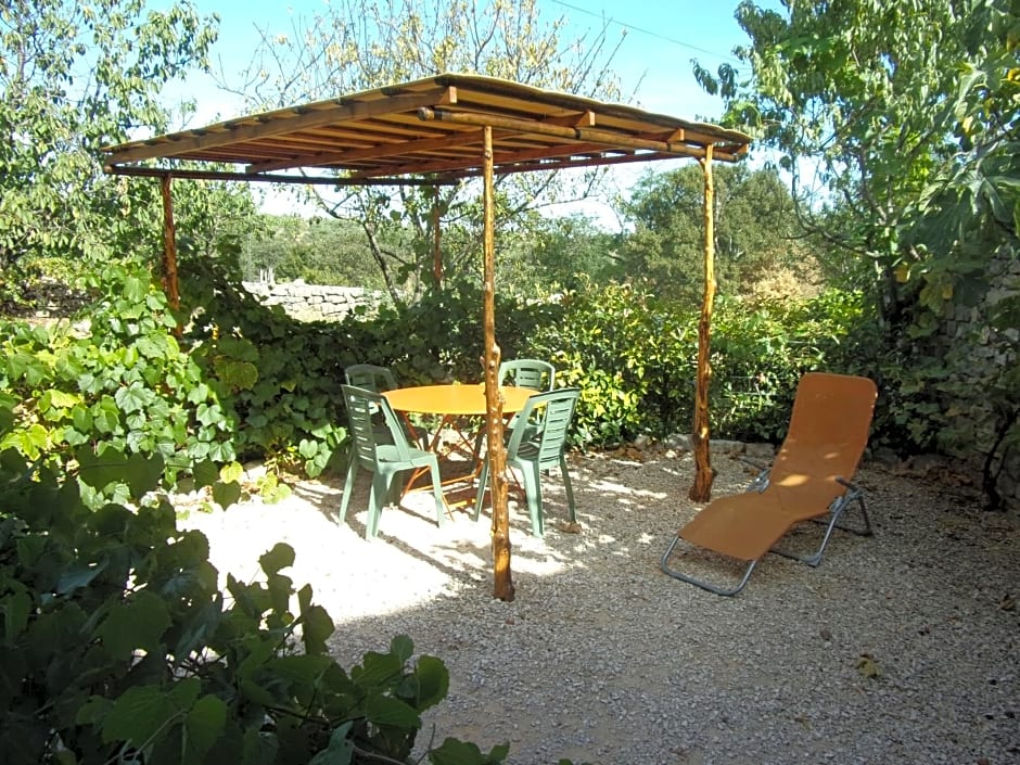 Gîte le MAGNAN, 55 m2, havre de paix, terrasse, jardin, piscine chauffée, sud Ardèche