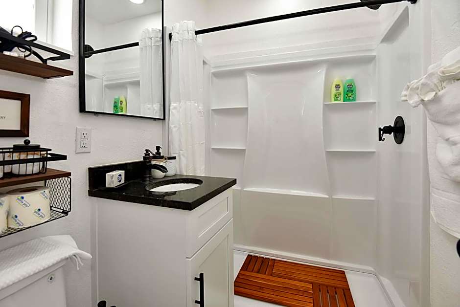 Studio Suite Queen Bed Kitchen Walk In Shower #5