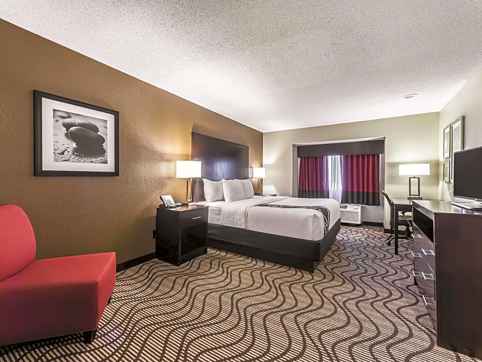 La Quinta Inn & Suites by Wyndham Collinsville - St Louis