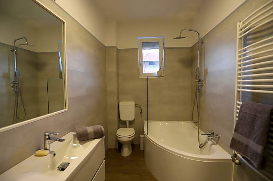 Airport Luxury Apartment with Balcony + Free parking
