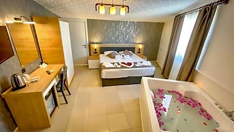Suite with Hot Tub